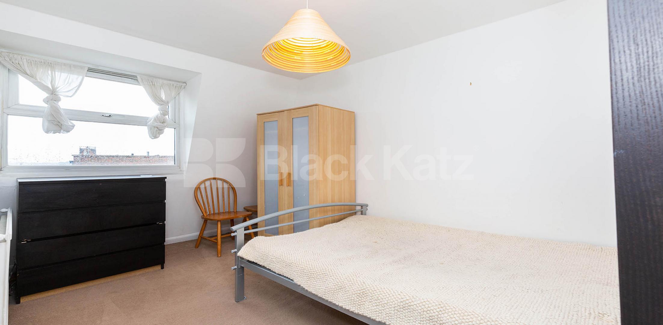 Split level three bedroom flat with modern furnishings mins to tube & shops Brecknock Road, Tufnell Park